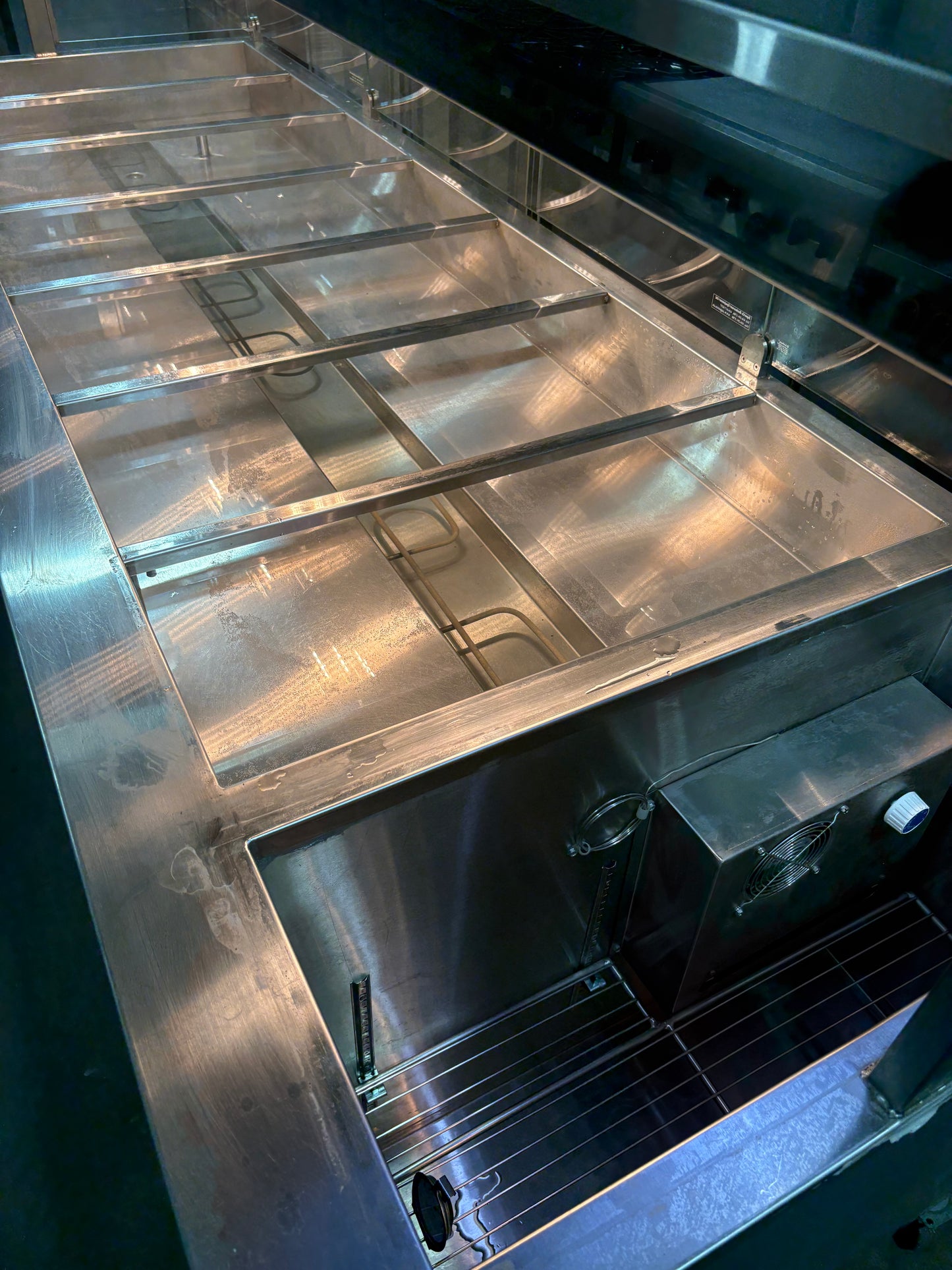 7 +1 Wells Commercial Steam Table With Curved Sneeze Guard