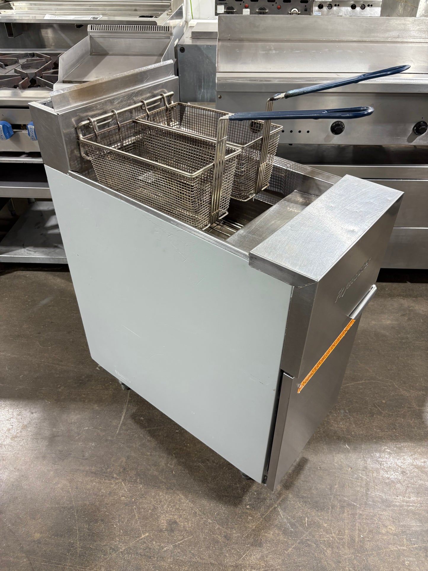 FRYMASTER GF14SD 40 Lb. Standard Natural Gas Fryer
