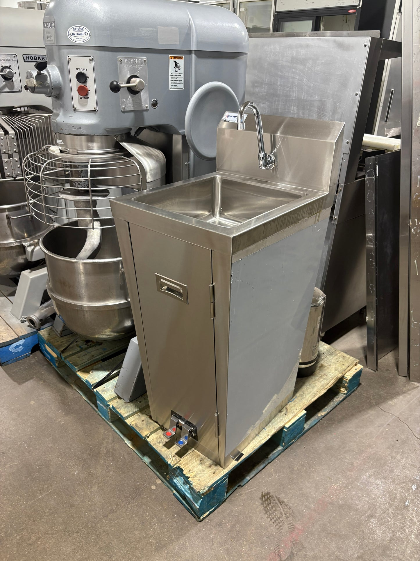 OMCAN 23515 Used Pedestal Handwash Sink with Foot Valve