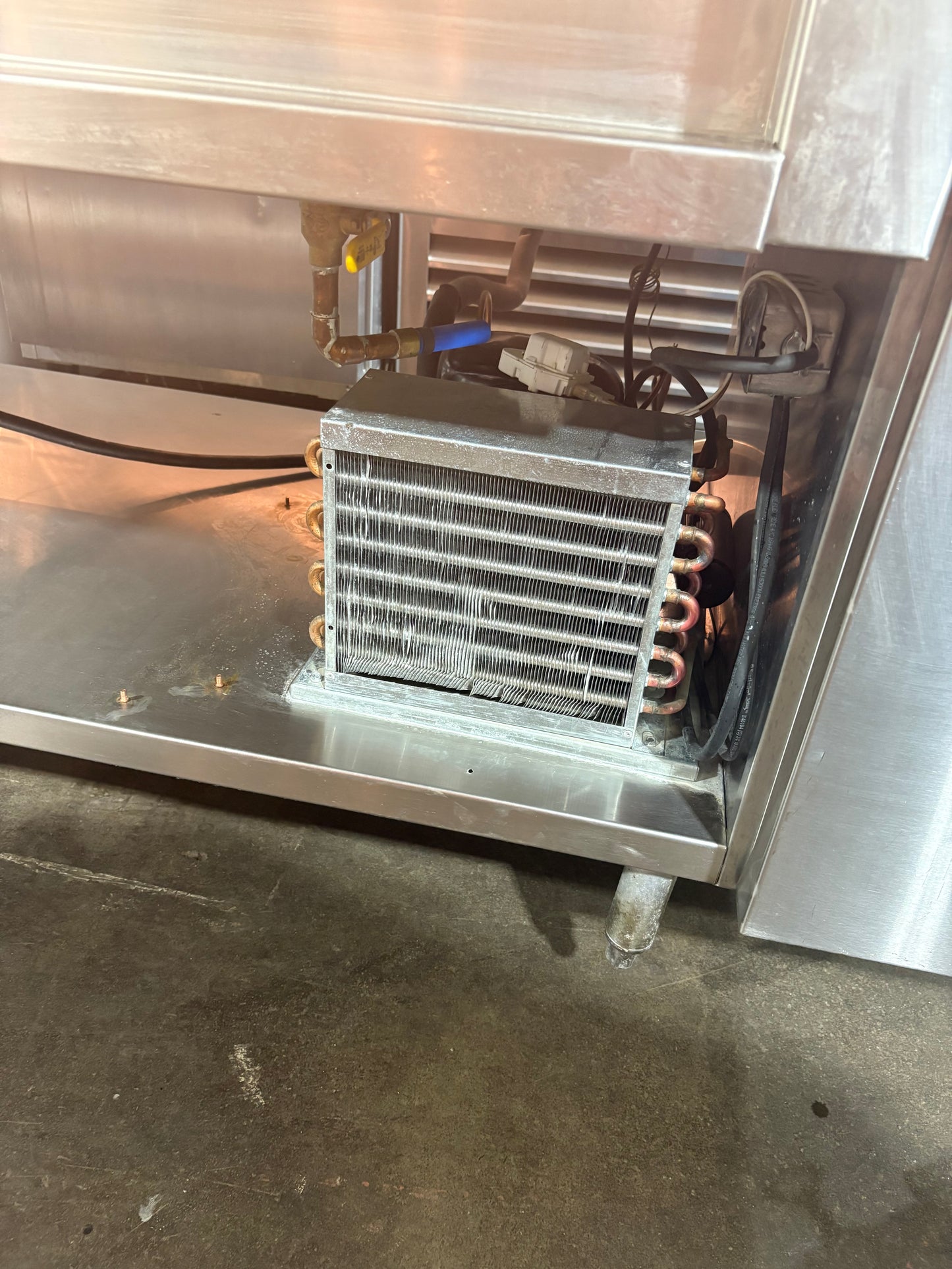 7 +1 Wells Commercial Steam Table With Curved Sneeze Guard