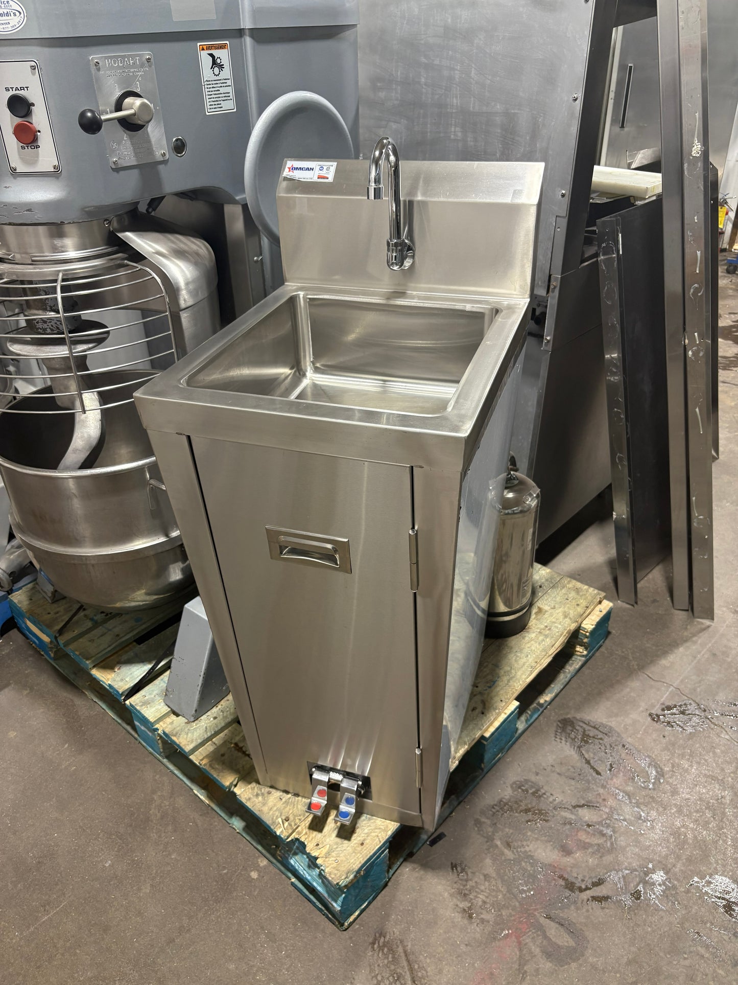 OMCAN 23515 Used Pedestal Handwash Sink with Foot Valve