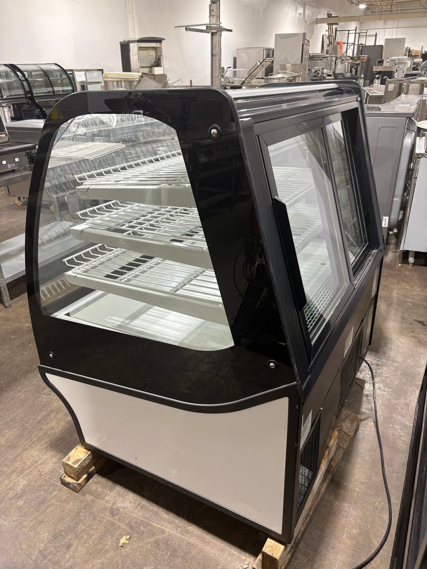 TRUE TDM-R-48-GE/GE 48" Used Curved Glass Refrigerated Bakery Display Case