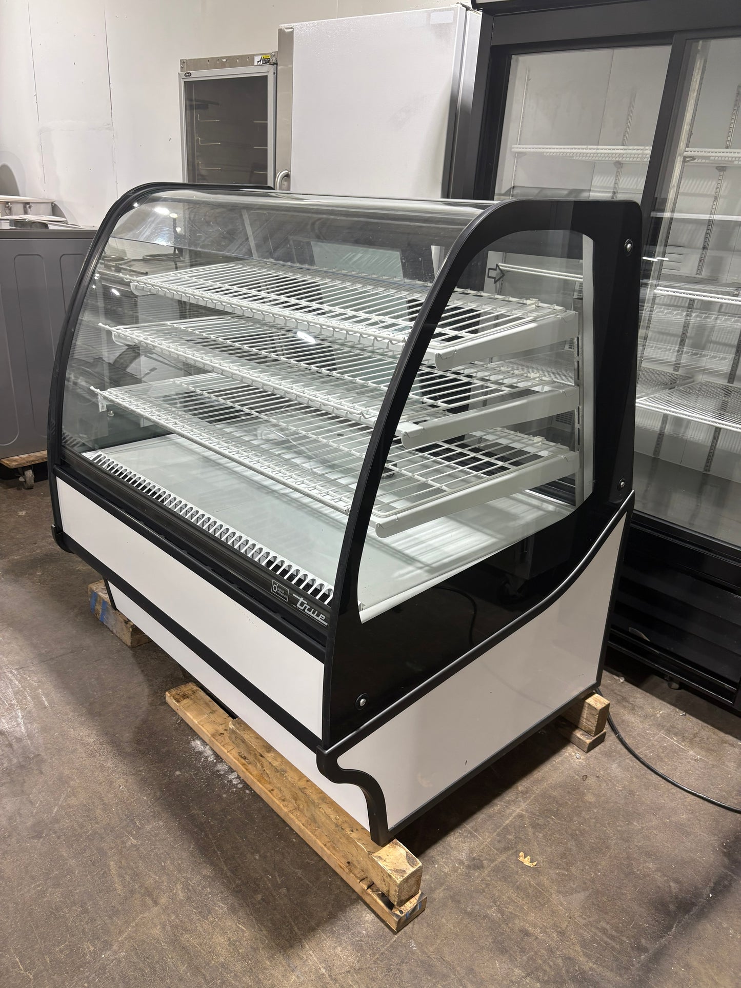 TRUE TDM-R-48-GE/GE 48" Used Curved Glass Refrigerated Bakery Display Case