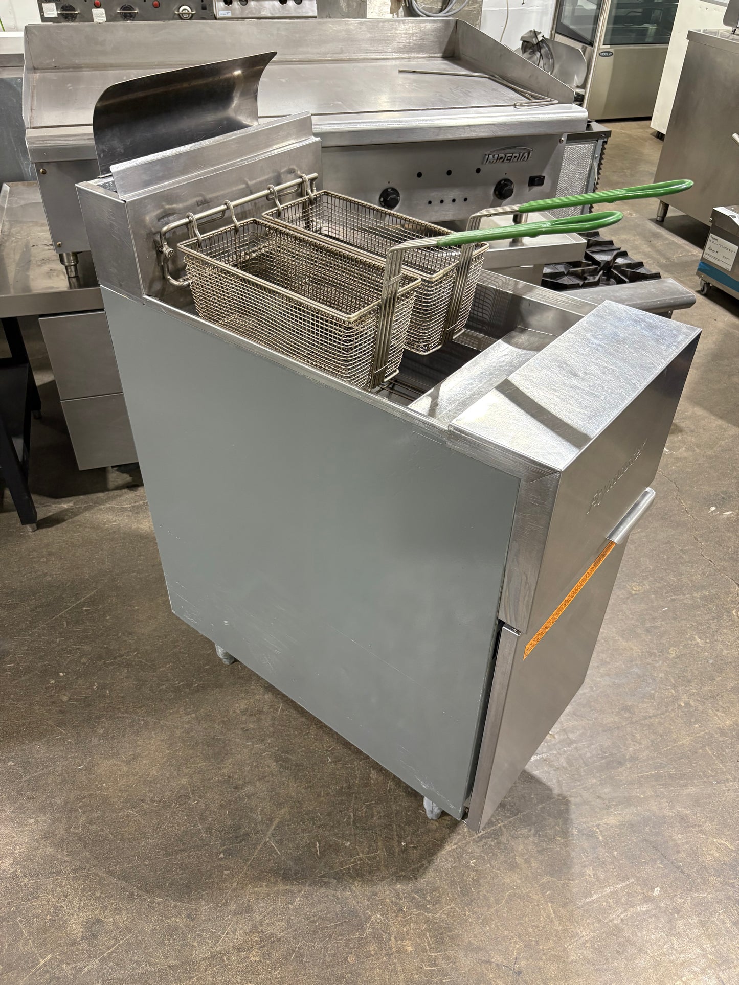 FRYMASTER GF14SD 40 Lb. Natural Gas Deep Fryer - 100,000 BTU